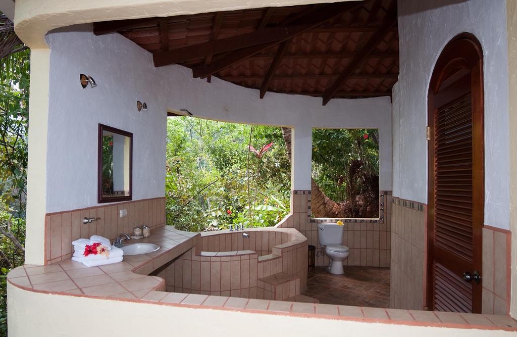 Lagunavista Villas Carate Exterior photo