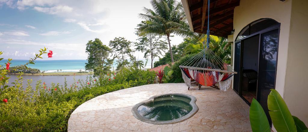 Lagunavista Villas Carate Exterior photo
