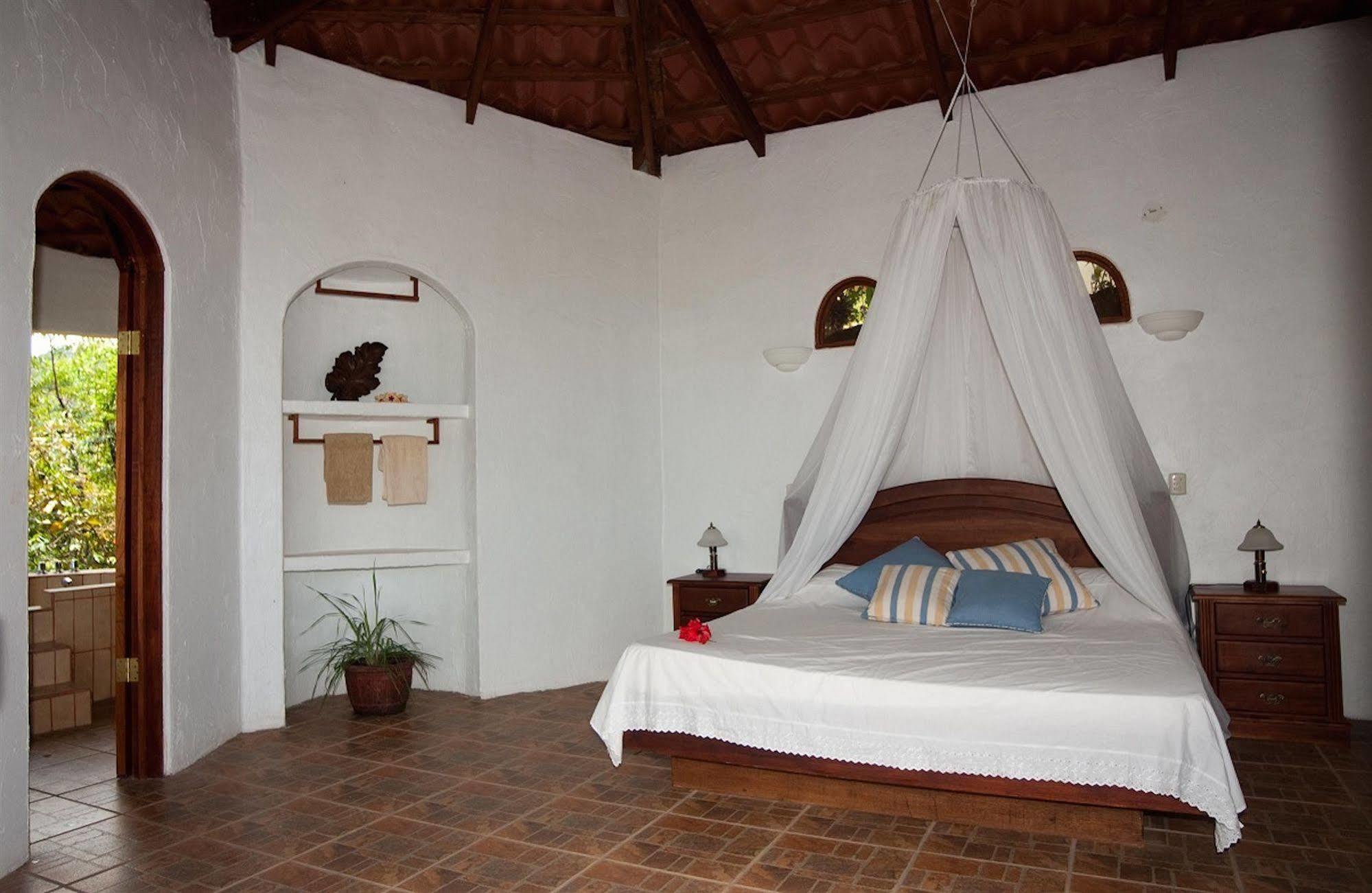 Lagunavista Villas Carate Exterior photo