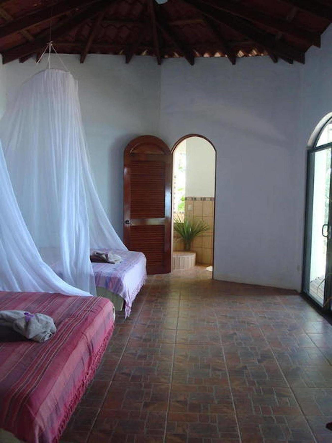 Lagunavista Villas Carate Exterior photo