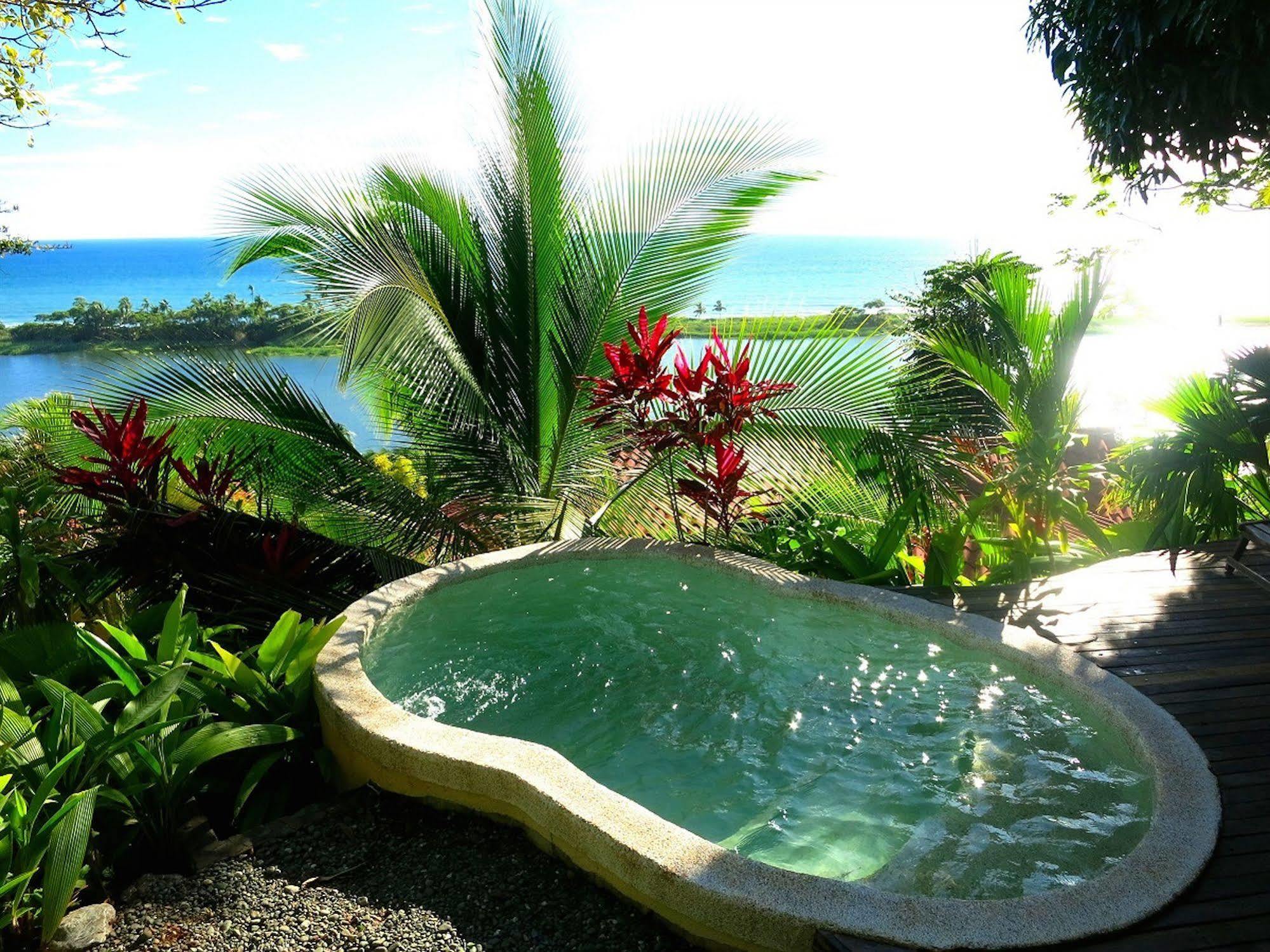 Lagunavista Villas Carate Exterior photo